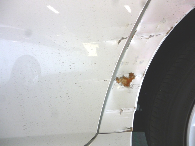 リアフェンダーを擦ってしまった